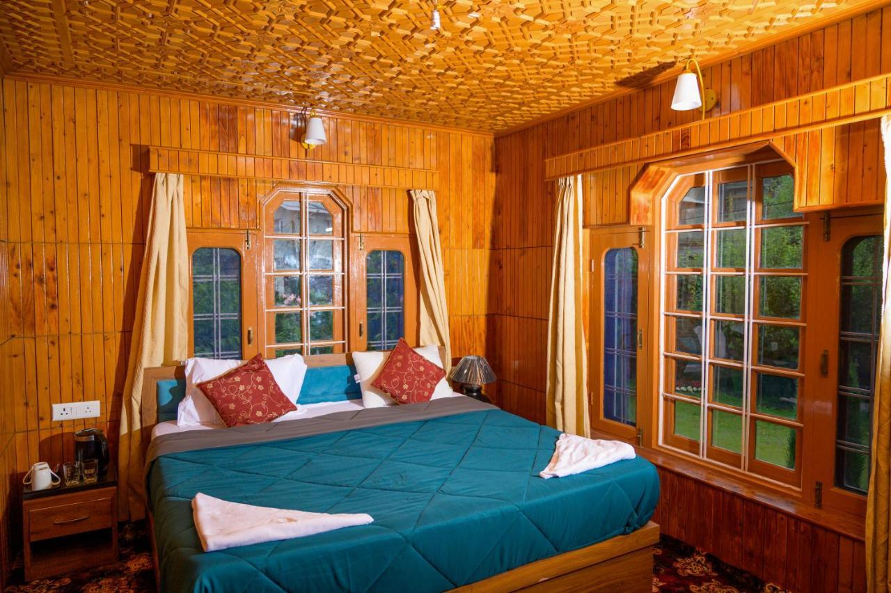 Hotel Peaceful Mornings Srinagar Esterno foto